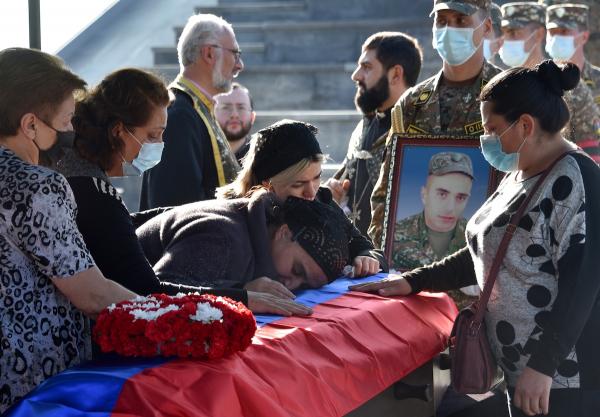  Parenti con la bara del soldato Abraham Sargyan, ucciso nei combattimenti tra Armenia e Azerbaigian nella regione separatista del Nagorno-Karabakh Foto: Karen Minasayan/AFP