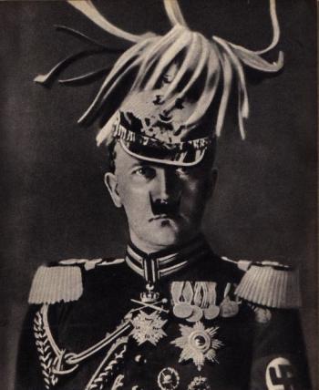 “Kaiser Hitler” dell’artista tedesco John Heartfield (Helmut Herzfeld)
