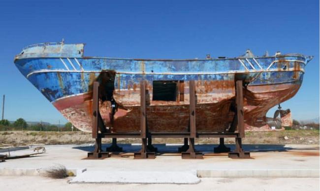 Il relitto del vecchio peschereccio naufragato nel 2015