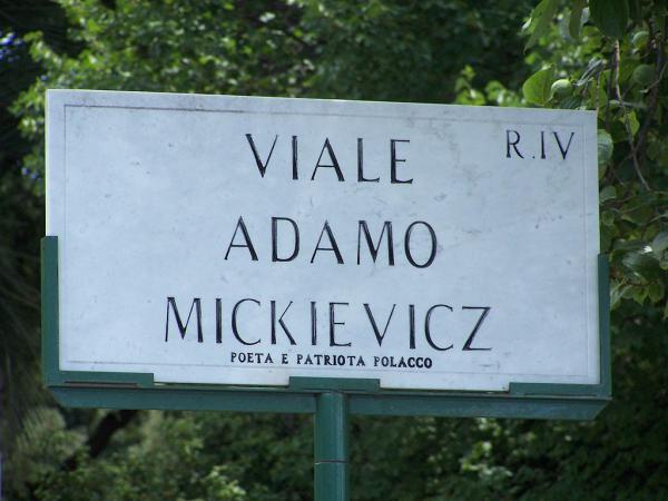  Viale Adamo Mickievicz a Roma, ai piedi del Pincio. Il «poeta e patriota polacco» (come riferisce la targa) visitò l'Urbe nel novembre del 1829