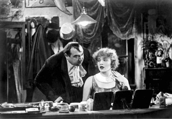 Marlene Dietrich e Kurt Gerron in una scena del film