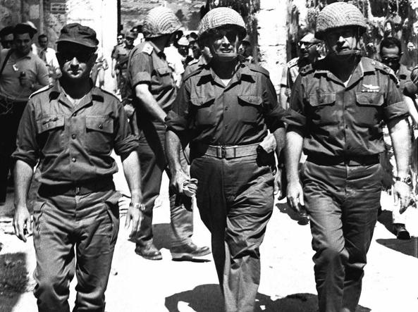 I comandanti militari israeliani  Uzi Narkiss, Itzhak Rabin e Moshe Dayan fanno il loro ingresso nella città vecchia di Gerusalemme, giugno 1967.