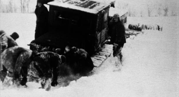 Kolyma, 1950 un trattore apre la strada con l'aiuto di alcuni prigionieri