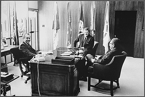 Wayne, Nixon e Kissinger sorridenti nel 1972