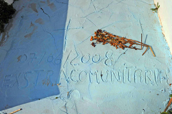 Croci e tombe senza nome nel cimitero di Lampedusa. Donne e uomini giunti morti nel corso degli sbarchi