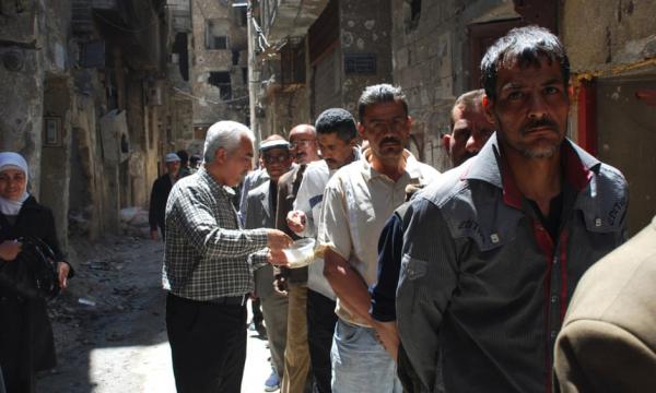  Palestinian refugee camp Yarmouk in Syria- Queue for food distributed by UNRWA  photo credit @ HOPD / AP