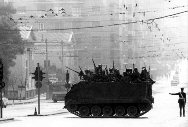 17 novembre 1973 - Un cingolato dell’esercito per le strade di Atene