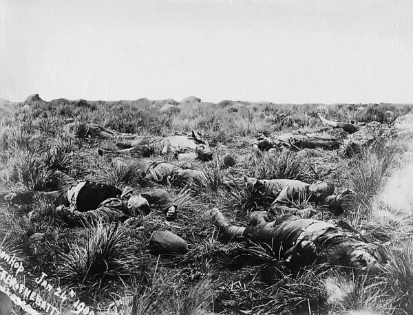 Cadaveri di soldati inglesi uccisi nella battaglia di Spion Kop, Sudafrica, 23–24 gennaio del ‎‎1900‎