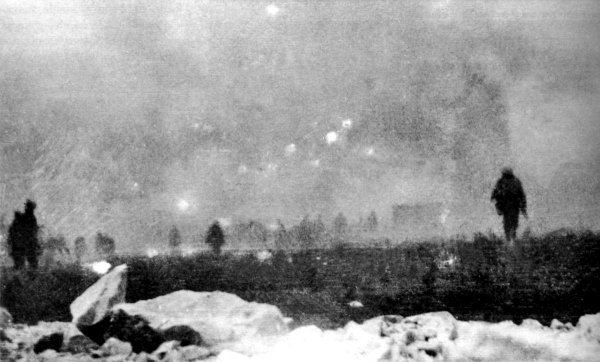 Battaglia di Loos, 25 settembre 1915. Soldati inglesi avanzano in mezzo alle nubi dei gas mortali.‎
