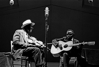 Butch Cage (left) with Willie B. Thomas live at the Newport Music Festival in 1960.