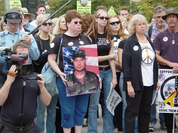Carly Sheehan, ‎al centro, con la maglietta “Il regime di Bush ha ucciso mio fratello”.‎