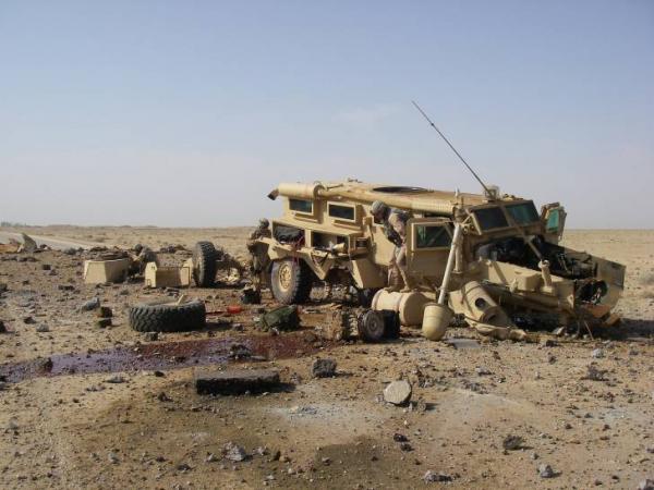 Al-Anbar, Iraq, 2007. Gli effetti dell'esplosione di un IED su di un blindato Cougar americano