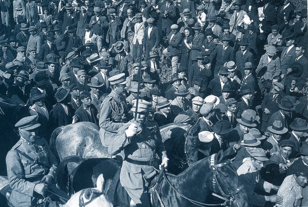 28 maggio 1926. Il generale Gomes da Costa entra a Lisbona alla testa delle sue truppe ‎dopo il golpe contro la Prima Repubblica. Dovrà passare quasi mezzo secolo prima che il ‎Portogallo torni alla democrazia… ‎