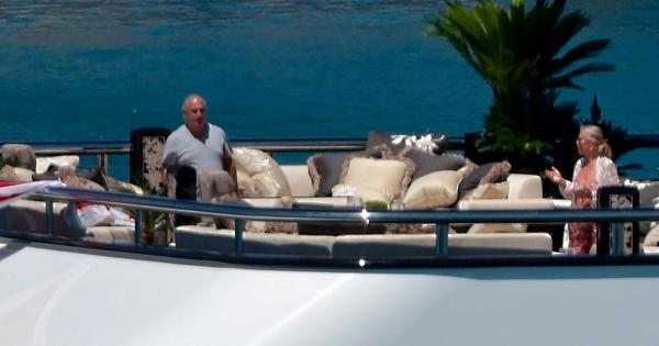 Philip Green sulla terrazza del suo yacht.