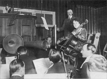 Elgar con la violoncellista Beatrice Harrison durante una delle prime incisioni del concerto nel 1920