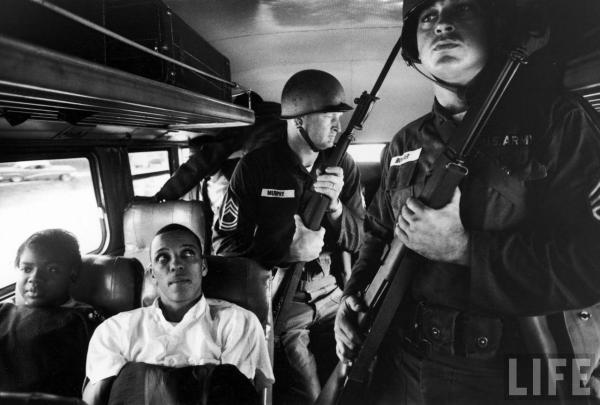 Pullman di Freedom Riders scortato dall’esercito per prevenire le violenze dei segregazionisti