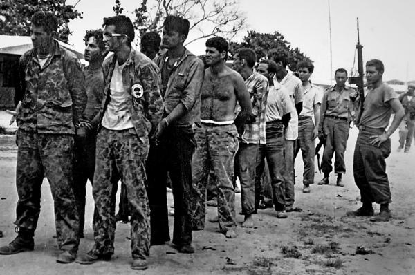  ‎ ‎Bahía de Cochinos/Playa Girón, aprile 1961. Esuli cubani e mercenari addestrati dalla CIA catturati ‎dai soldati cubani dopo il fallimento della “Operazione Zapata”, il piano messo a punto dagli USA ‎per invadere l’isola e rovesciare il governo di Fidel Castro.‎