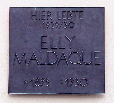 Una targa in ricordo di Elly Maldaque.