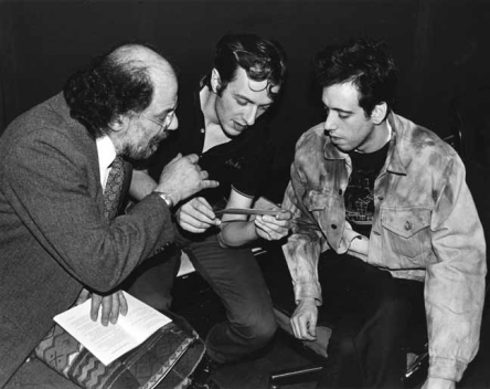 Allen Ginsberg, Joe Strummer e Mick Jones dopo che i Clash avevano registrato la parte di Allen per 'Ghetto Defendant,' pubblicato l'anno seguente nell'album "Combat Rock". New York City, 19 dicembre 1981
