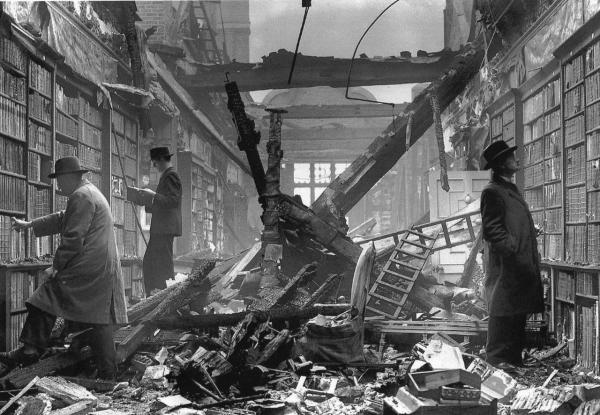 La famosa foto – ripresa anche nella copertina del disco - della Holland House Library di Kensington, Londra, dopo uno dei bombardamenti nazisti nel 1940