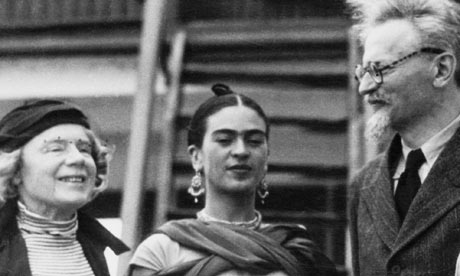 Lev Trotsky e la moglie in Messico nel 1937, insieme a Frida ‎Kahlo‎
