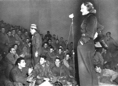 Marlene Dietrich canta per i soldati nel 1944 / Marlene Dietrich singing for the soldiers in 1944 - wikipedia
