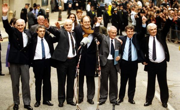 The Birmingham Six nel 1991, al momento della loro liberazione, dopo 16 anni di ingiusta detenzione. Non erano stati loro a mettere le bombe.