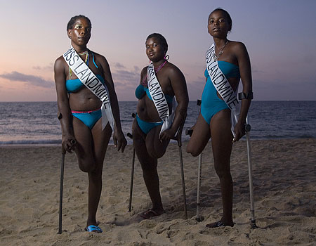 Angola. Concorrenti ad un recente concorso di bellezza chiamato “Miss Landmine” (“Miss Mina Anti-uomo”)