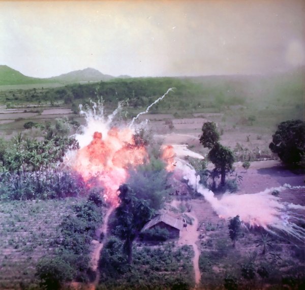 Vietnam, 1965. Bombardamento al napalm condotto dall’US Air Force su di un villaggio a sud di Saigon