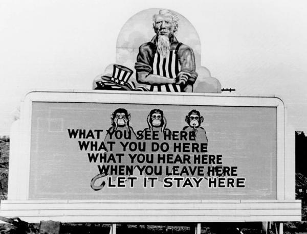 Cartellone all’ingresso di Oak Ridge, Tennessee, località dove tra il 1942 ed il 1946 ebbe sede il ‎‎progetto ‎nucleare “Manhattan”‎