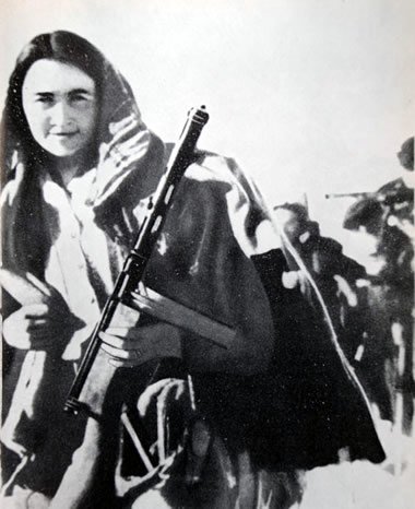 Prosperina Vallet (1911-1998?), nata ad Aymavilles, Valle d'Aosta, partigiana nella formazione autonoma Vertosan, insieme al compagno Rino Mion, detto “Fulmine”. La foto dovrebbe risalire al novembre del 1944.