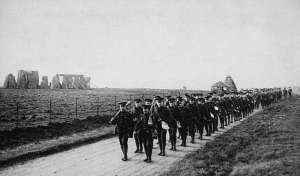 Inverno 1914-15. Esercitazione militare nei pressi di Stonehenge 