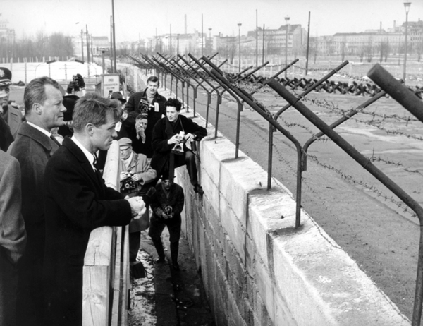 Robert Kennedy e Willy Brandt sul Muro nel 1962