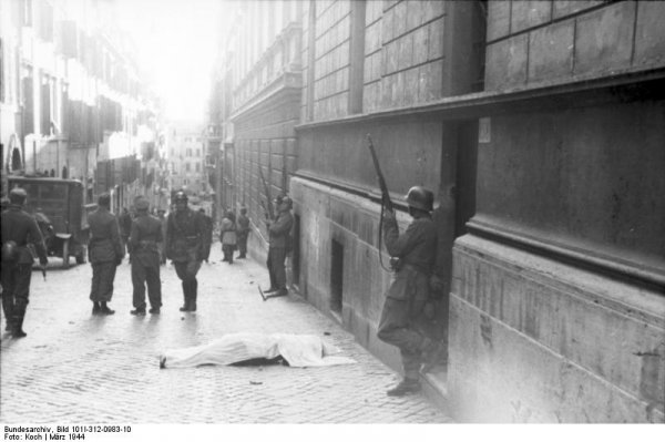 Roma, 23 marzo 1944. Soldati nazisti e ‎repubblichini in via Rasella subito dopo l’attentato partigiano‎