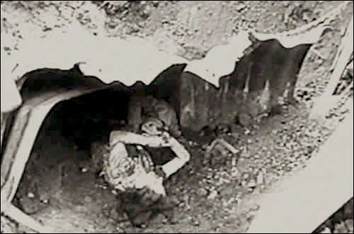 Donna uccisa durante il Blitz. Si notino i resti del rifugio fai-da-te che molti inglesi, su indicazione delle autorità, avevano allestito in giardino…
