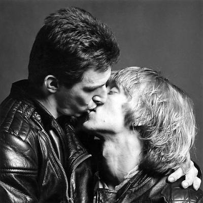   Robert Mapplethorpe, Larry and Bobby Kissing, 1979
