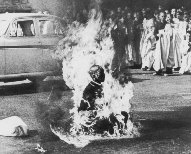 Saigon, 10 giugno 1963. Il monaco buddhista vietnamita Trich Quang Duc si autoimmola tra le fiamme per protestare contro l'invasione americana. Foto di Malcom Browne