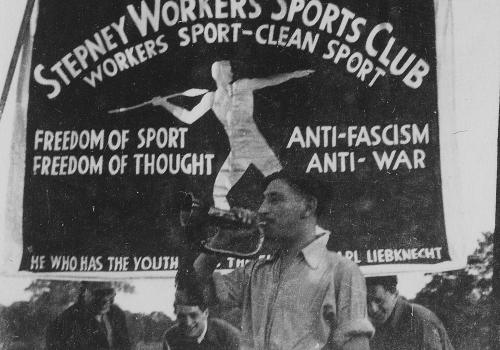 Membri dello Stepney Workers Sports Club alla manifestazione antifascista.