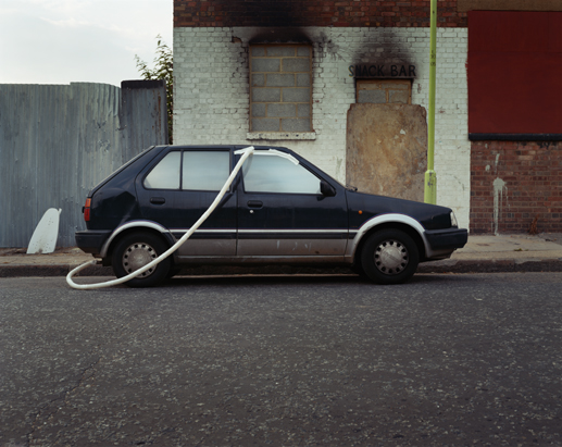 Carbon Monoxide Poisoning”, installazione e fotografia dell’artista inglese (newyorkese d’adozione) Nick Waplington, 1995