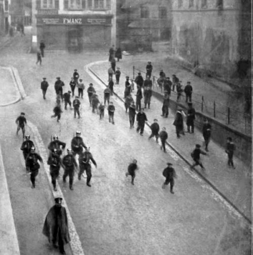 Saverne, 1913. Un gruppo di ragazzini (quei “wackes”!) si prende gioco di un’imperiale pattuglia prussiana 
