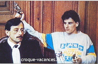 Nantes, 19 dicembre 1985: Abdelkarim Khalki, compagno di Georges Courtois, mentre fuma una sigaretta e prende in ostaggio tutto un tribunale. Da notare l'espressione del giudice.