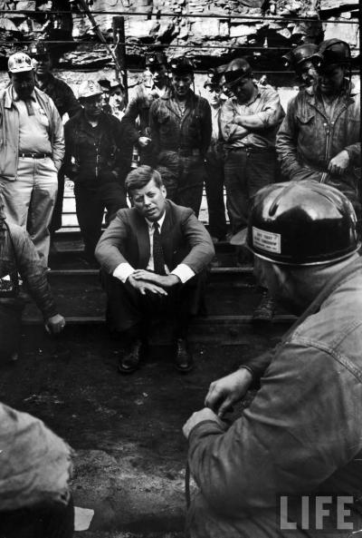 West Virginia, aprile 1960. Il candidato alla Presidenza USA John Kennedy a colloquio con un  gruppo di minatori del carbone.
