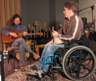 Ed Vedder con Tomas Young