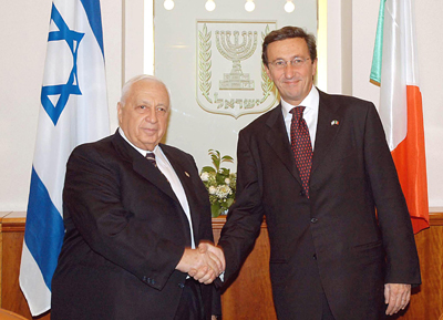 L'on. Gianfranco Fini assieme all'ex primo ministro israeliano Ariel Sharon.