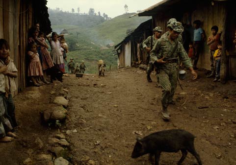 Kaibiles dell’esercito ‎del Guatemala in azione in un villaggio indigeno.‎
