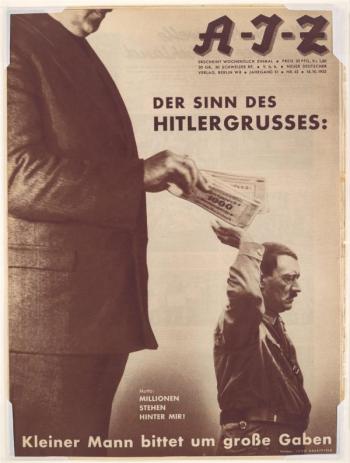 Der Sinn Des Hitlergrusses: Kleiner Mann bittet um grosse Gaben. Motto: Millonen Stehen Hinter Mir!, copertina di un numero dell'Arbeiter-Illustrierte-Zeitung, Berlino, 16 ottobre 1932. Montaggio artistico di John Heartfield, pseudonimo di Helmut Herzfeld (1891–1968), grande artista antifascista tedesco.