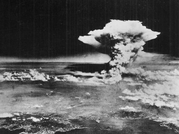 Mushroom clouds are forming and the sky is dark and gray: Hiroshima, 6 agosto 1945, un’ora dopo la detonazione.