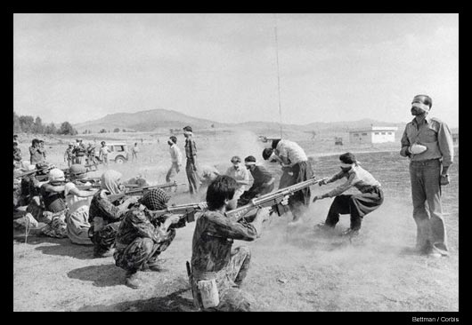 Iran, 1979. Fucilazione di ribelli curdi e poliziotti dello Shah dopo la rivoluzione islamica.