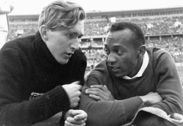 Jesse Owens con il saltatore tedesco Lutz Long, argento nel lungo