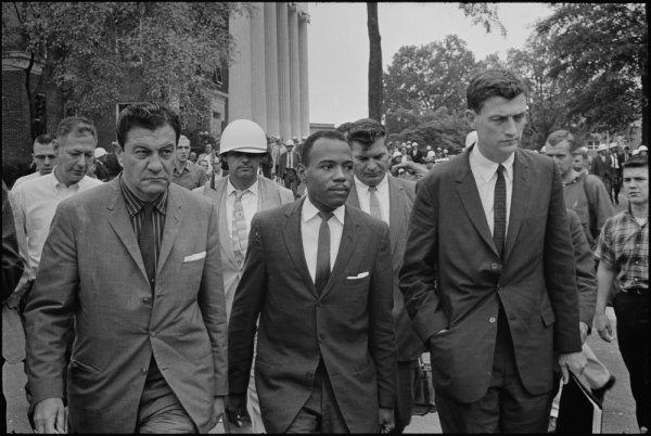 In questa celebre foto, James Meredith mentre fa il suo ingresso all'Università del Mississippi scortato dagli ispettori federali, il 1 ottobre 1962